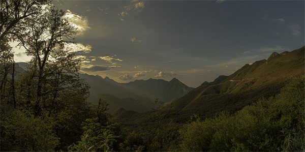 Montañas cielo azul atradecer sol. Cae la tarde.