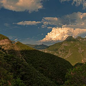 Montaña nubes cielos azul. Nubes sobre Sierra.