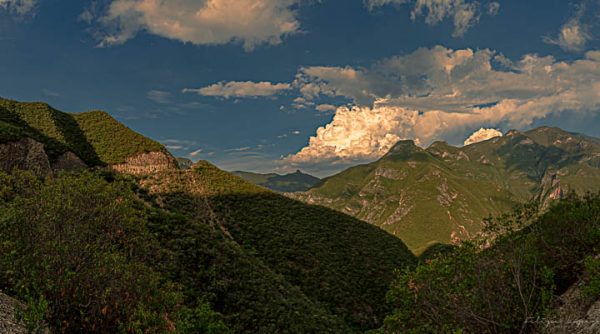 Montaña nubes cielos azul. Nubes sobre Sierra.