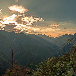 Atardecer montaña rayos de sol nubes. Los ultimos rayos.