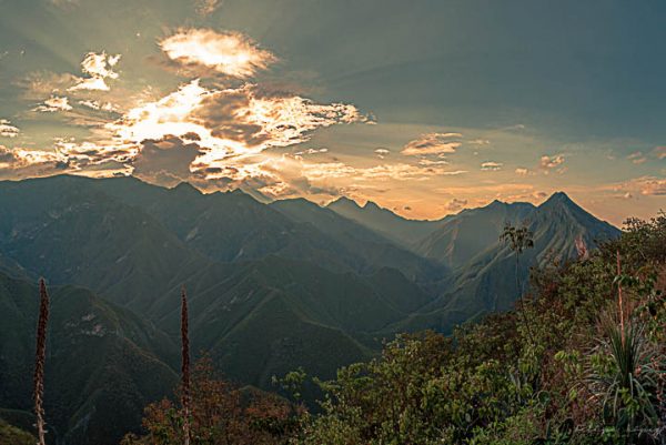 Atardecer montaña rayos de sol nubes. Los ultimos rayos.