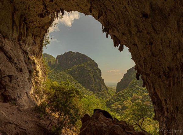 Cueva montaña cielo vegetacion. Vista Cerro Agujerado
