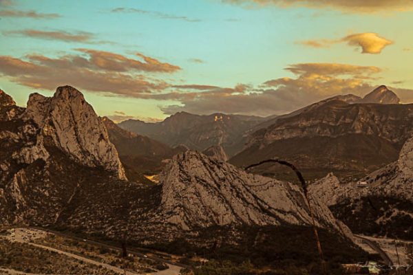 Monatñas cielo nubes. Atardecer La Huasteca