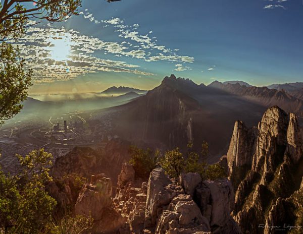 Montañas rocas cielo Sol. Cumbre del Nido