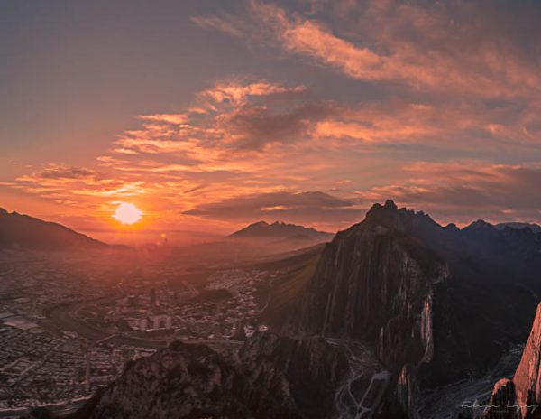 Montañas, nubes, cielo. Amanecer Regio