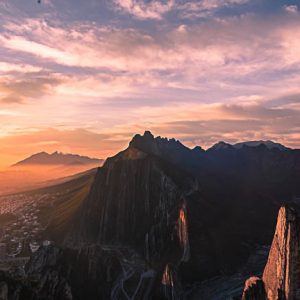 Amanecer sol montañas cielo nubes. La Silla desde Nido.