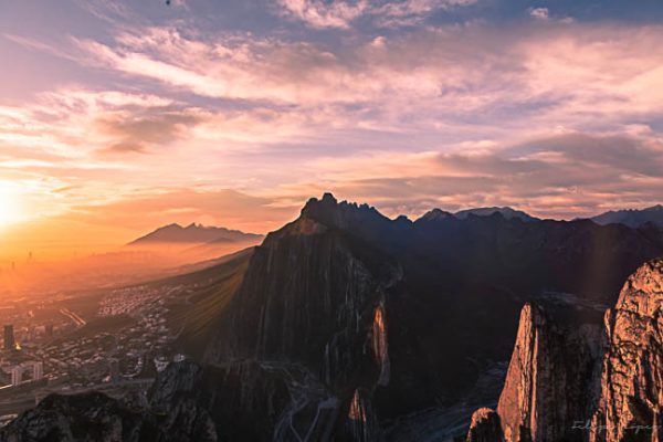 Amanecer sol montañas cielo nubes. La Silla desde Nido.