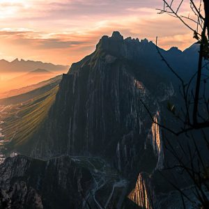 Montañas Cieo Nubes. Alba Nido Aguiluchos.