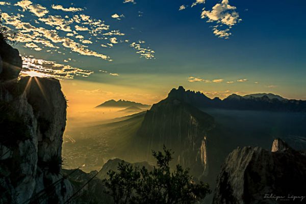 Amanecer nubes cielo azul sol. Alba en Nido.