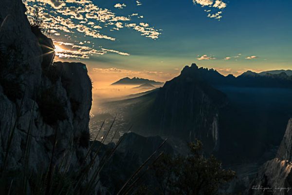 Cielo montañas nubes. La SIlla y La Huasteca.