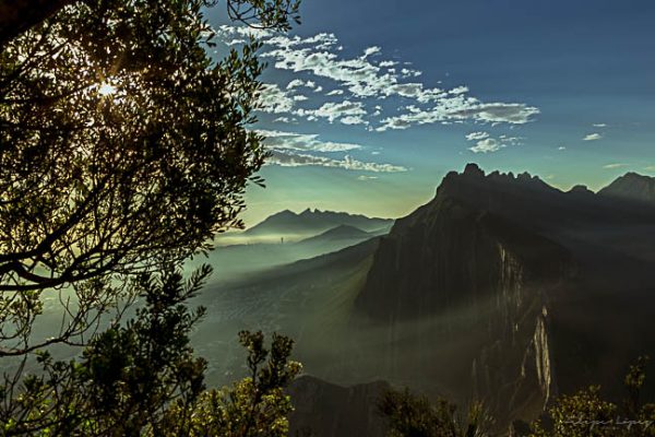 Montañas vegetacion cielo nubes. Ciudad de las Montañas