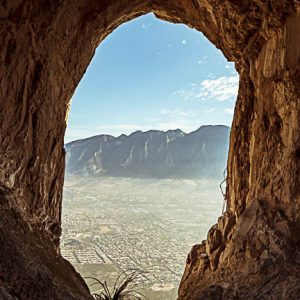 Montaña, cielo, rocas .Cueva Nido Aguiluchos.