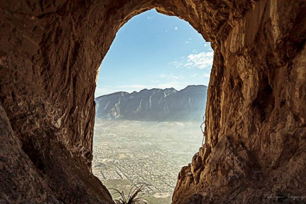 Montaña, cielo, rocas .Cueva Nido Aguiluchos.