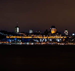 Edificios agua cielo. Skyline Quebec Nocturno