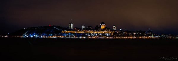 Edificios agua cielo. Skyline Quebec Nocturno