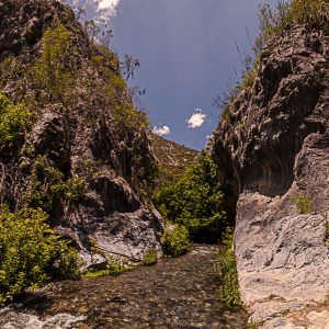 Rio agua cañon cielo azul. Nace un rio.