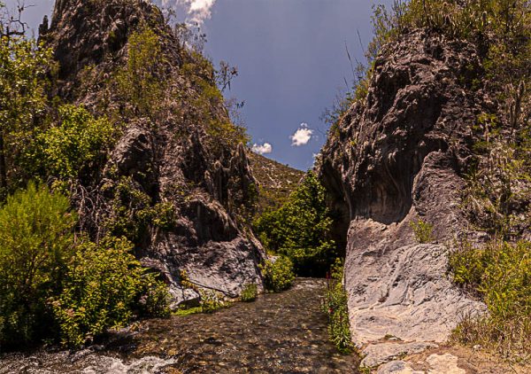 Rio agua cañon cielo azul. Nace un rio.