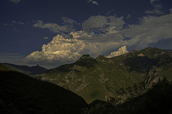 Montaña sol nubes blancas cielo azul. Nubes sobre la sierra.