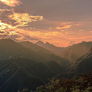 Rayos de sol nubes montaña. Tarde de sol.