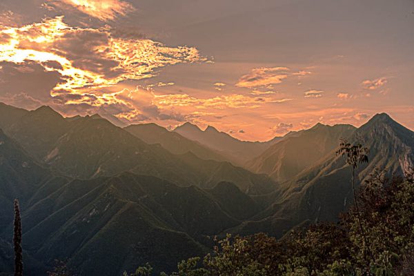 Rayos de sol nubes montaña. Tarde de sol.