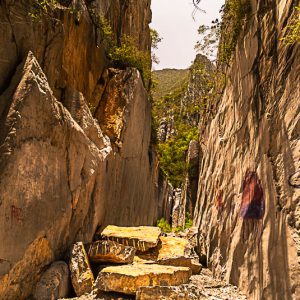 Rocas montañña cielo. Entrada a Guitarritas