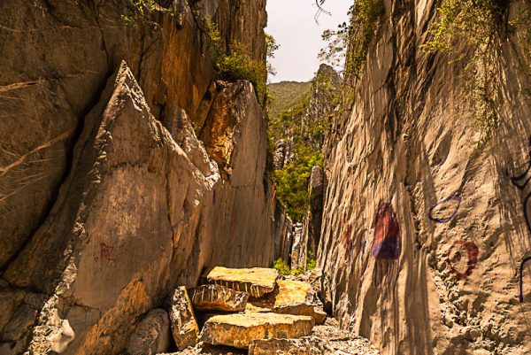 Rocas montañña cielo. Entrada a Guitarritas