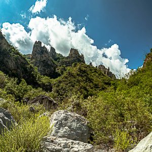 Piedra montaña vegetacion cielo azul nubes. La Piedra de Escaleras.