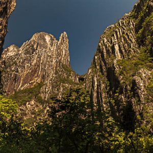 Montañas vegetacion cielo azul. La Ventana al Cielo.