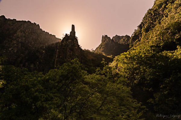 Sol cielo montaña. Contraluz al amanecer.