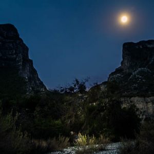 Luna montaña matorrales. La Luna hacia San Judas