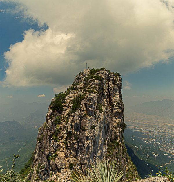 Nube montaña cielo azul. La nubes sobre La M.