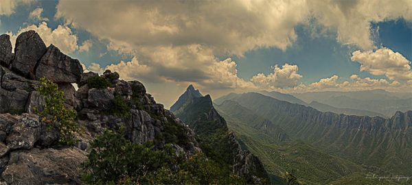 Rocas montaña nubes blancas. Ballesteros en La M.