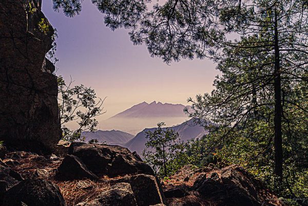 Arboles Montañas cielos. La Silla desde Chipinque