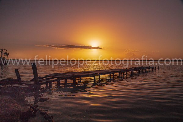 Amanecer en muelle de Bacalar laguna de 7 colores. Amanecer muelle Bacalar