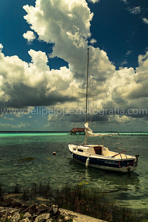 Velero en laguna7 colores Bacalar. Colores de Bacalar