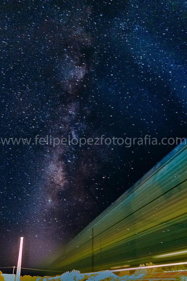 Via lactea y luz del tren. Via lactea y tren