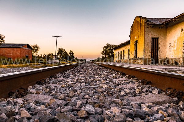 Estacion de tren abandonada. Vias de tren