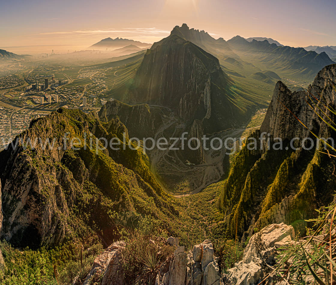 Montañas La Huasteca Cerro de la SIlla Cañon de los Ballesteros. Amanecer Regio.