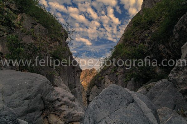 Rocas cañon vegetacion cielo nubes. Alba Cañon Escaleras