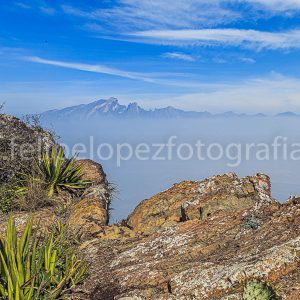 Montaña vegetacion cielo azul nubes. El manto del Sr Sapo.