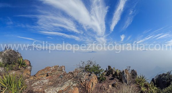 Montaña cielo azul nubes neblina. Las cumbres del Fraile.