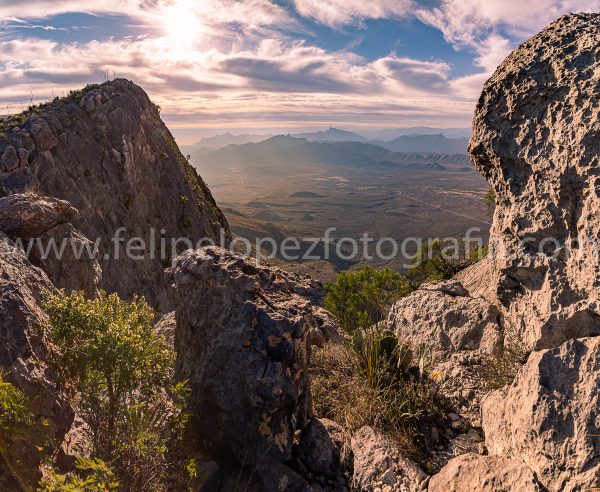 Montañas rocas arbustos cielon nubes. Hacia la cumbre La Popa.