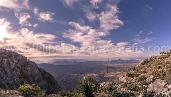 Cielo azul nubes montaña. Mirada al Valle