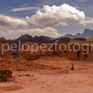 Ruinas iglesia cielo nubes montañas. Ex Hacienda del Muerto