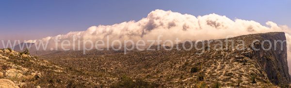 Nubes montaña cielo. Nubes abrazando La Popa