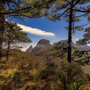 Arboles montaña cielo azul nubes. Encuadrar El Cuadrado.