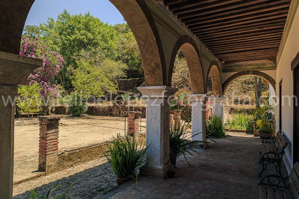 Portales cantera arboles cielo azul. En los Portales