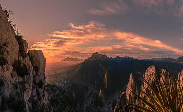 Montañas amanecer sol nubes. Pano Nido Aguiluchos.