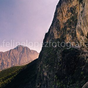 Montañas, cielo azul, sendero. Hacia el Paso del Caballero.