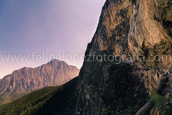 Montañas, cielo azul, sendero. Hacia el Paso del Caballero.